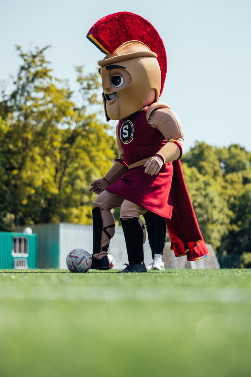 Maskot Sparty s míčem na hřišti