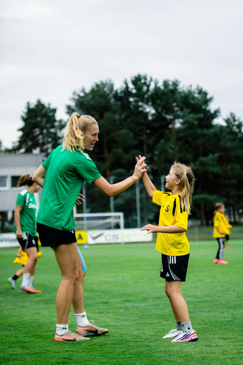 Hráčka Sparty si plácá s malou fotbalistkou