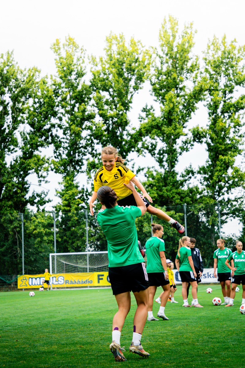 Hráčka Sparty zvedá malou fotbalistku nad hlavu